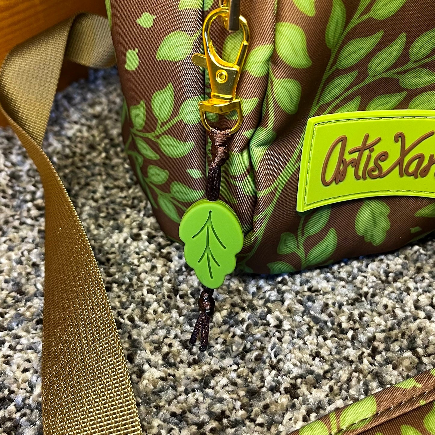 Green Leafy Water Bottle Bag with Fidget Zipper Pull