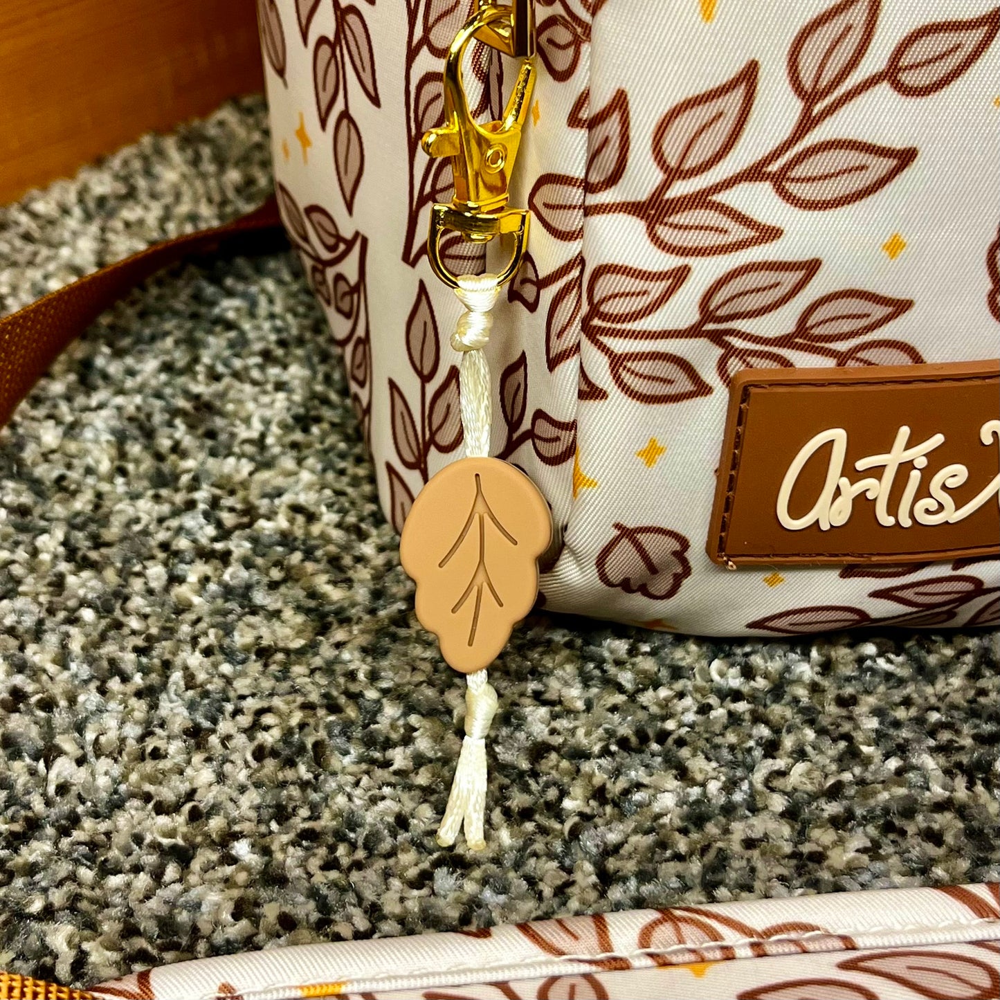 Ivory Leafy Water Bottle Bag with Fidget Zipper Pull