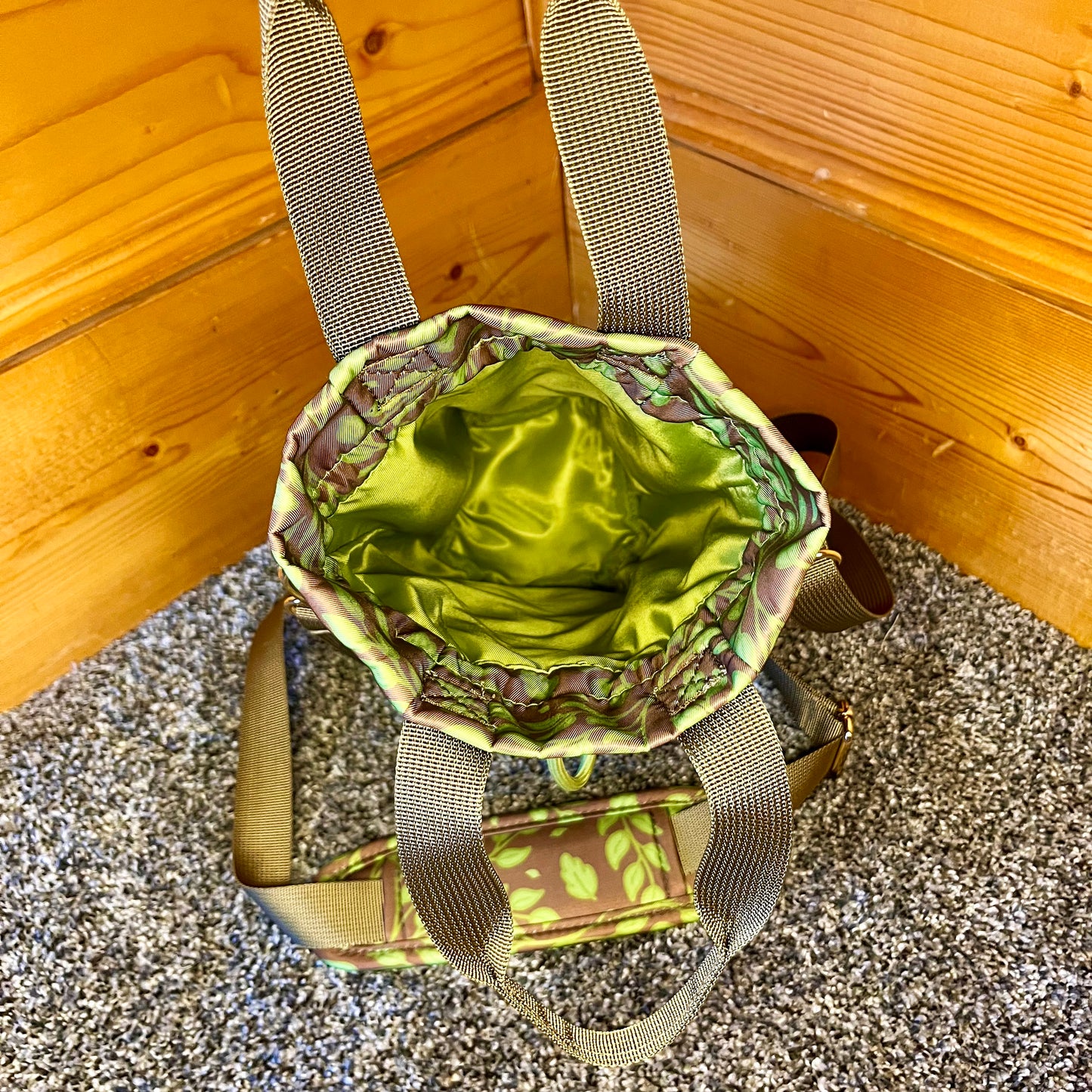 Green Leafy Water Bottle Bag with Fidget Zipper Pull