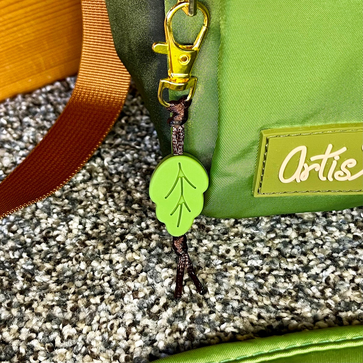 Green Water Bottle Bag with Fidget Zipper Pull