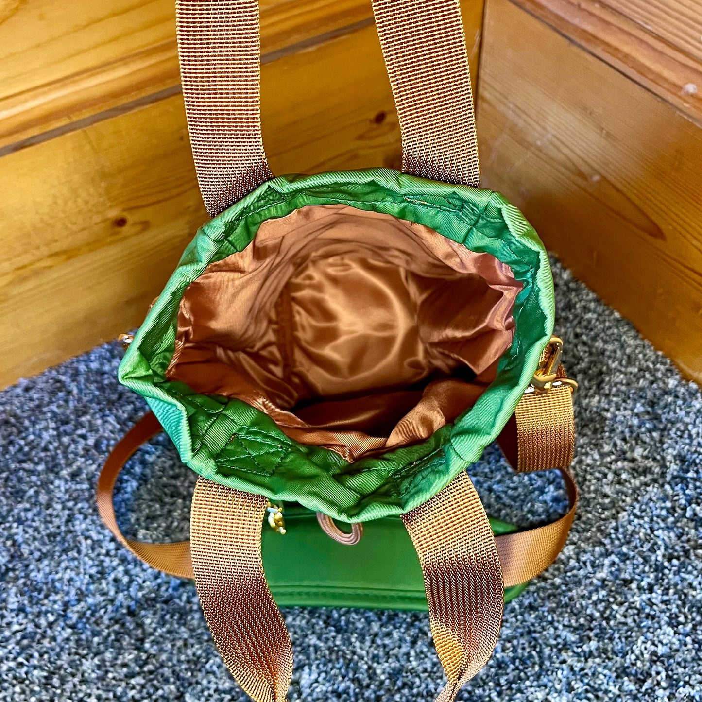 Green Water Bottle Bag with Fidget Zipper Pull